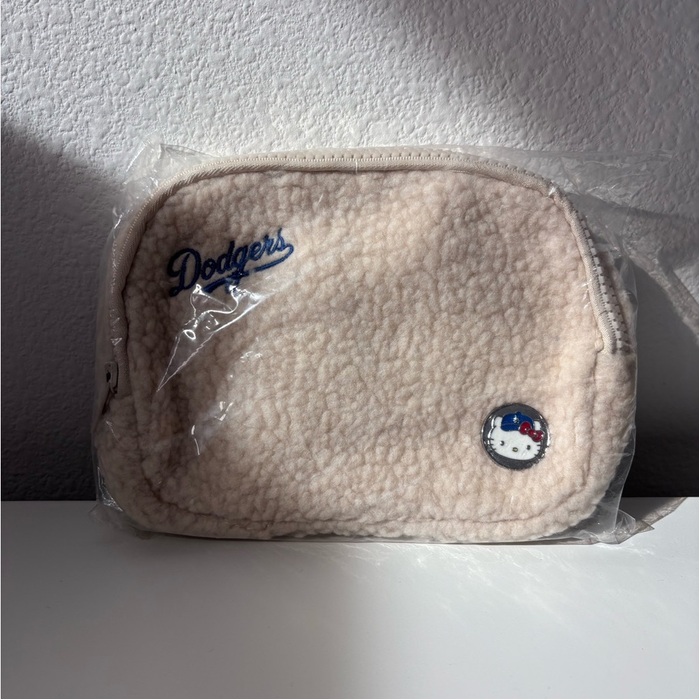 Hello Kitty z Dodgers Exclusive Rare Fanny Pack